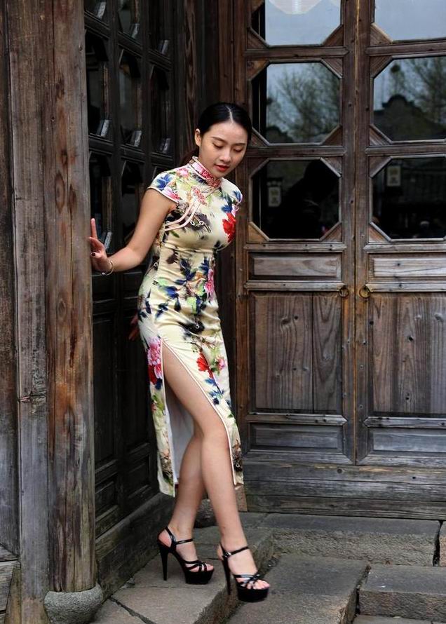 江南水乡旗袍美女,你最喜欢哪一个?
