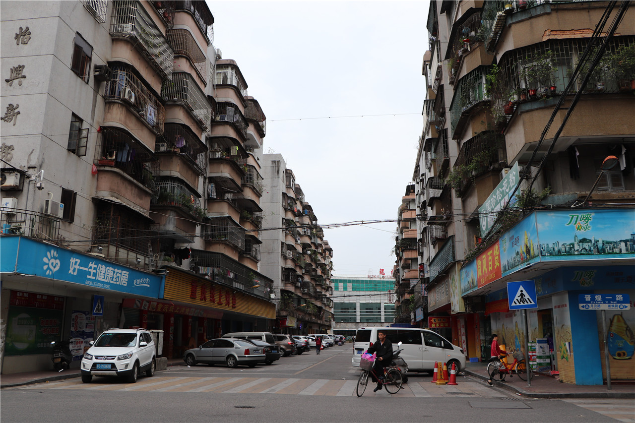 实拍东莞市石龙镇与石碣镇交界处的街头风景