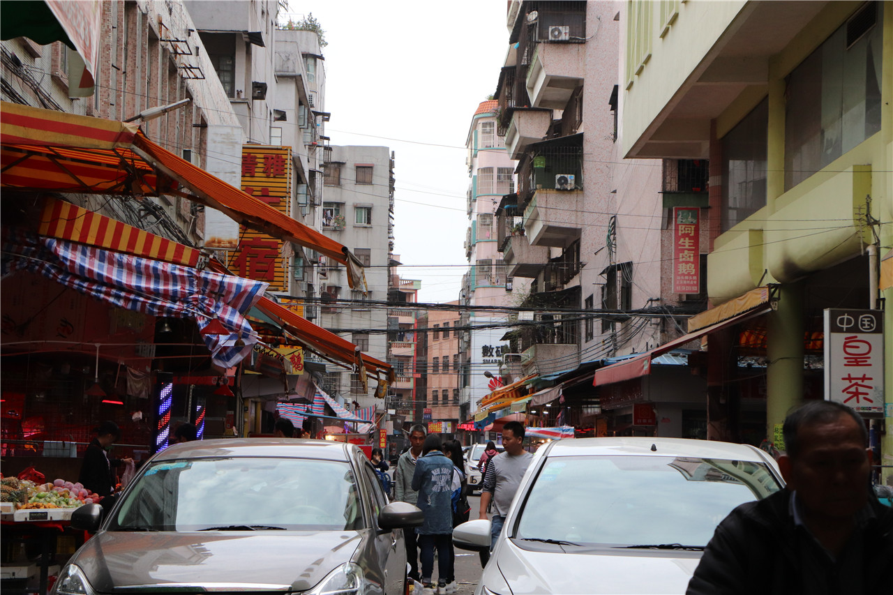 实拍东莞市石龙镇与石碣镇交界处的街头风景