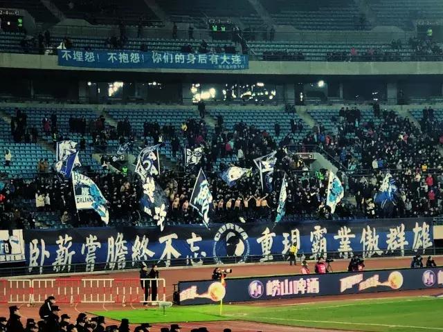 大连一方首个主场 旗战球迷助威团推出tifo-大连精神,不灭之火!