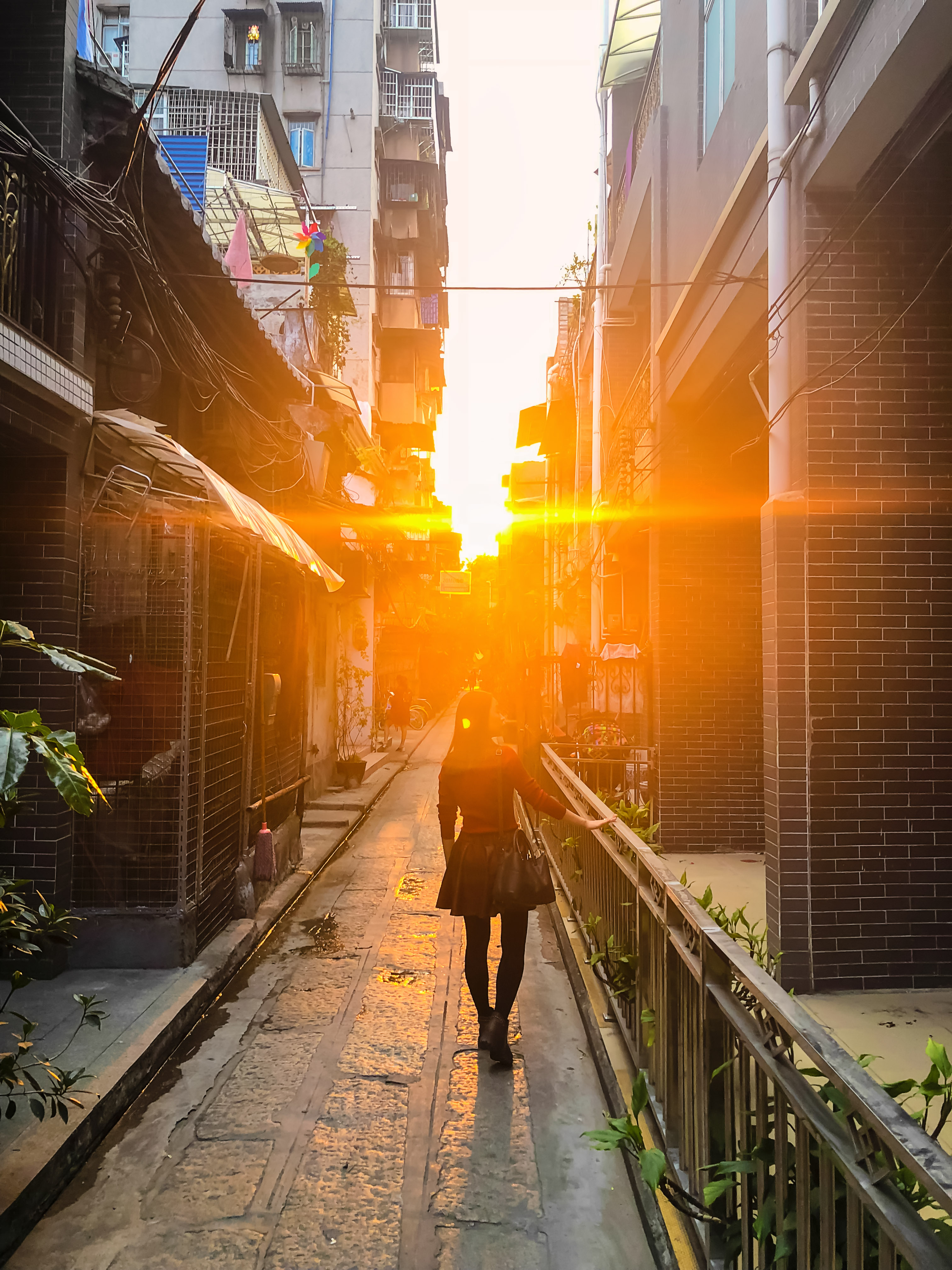 在小巷夕阳余晖下相遇