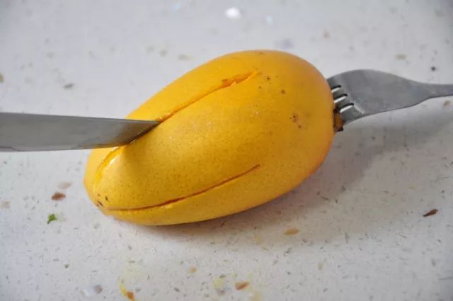 没加热的芒果,如果已经熟透,也可以直接剥皮,但是皮上会残留很多果肉