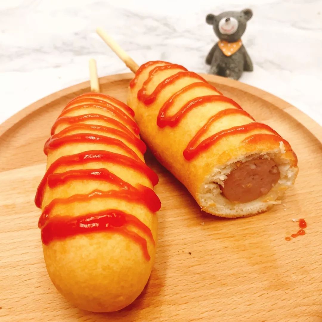 经典的美式热狗棒,是风靡台日韩的国民小吃脆香面皮与多汁热狗的完美