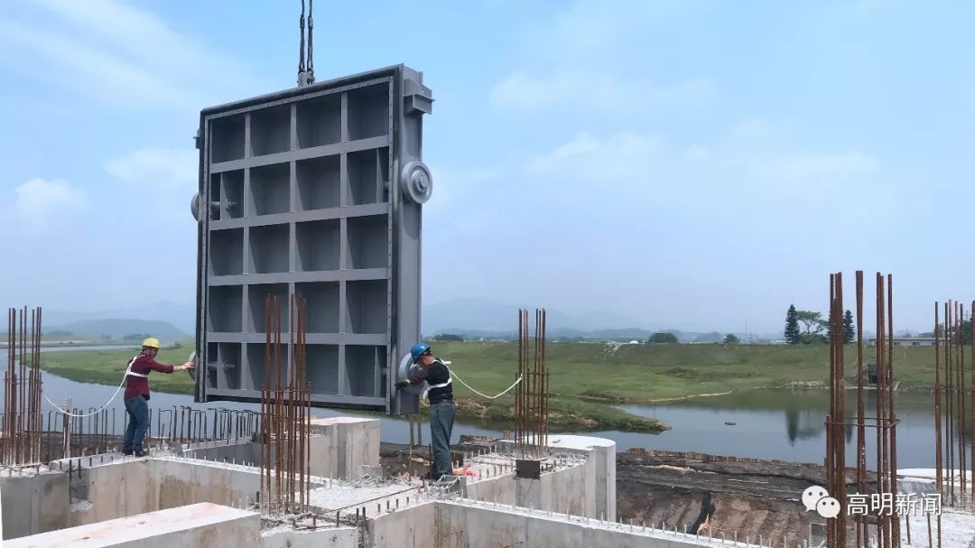 最新进展!三洲北泵站开始安装防洪闸门