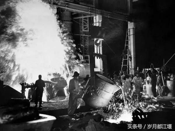 1958年,一汽制造厂的工人在新建的钢铁车间里炼钢.