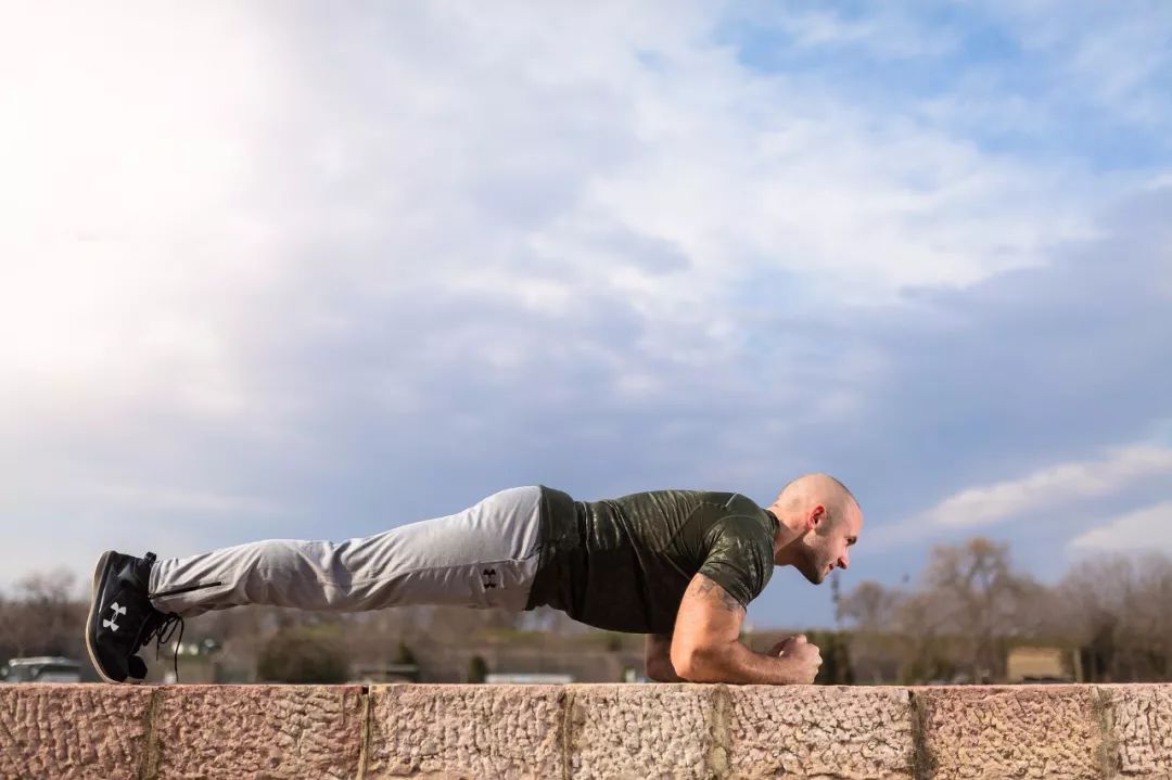 burpee,也叫立卧撑,是一种高强度,短时间内燃烧脂肪,令人心跳率飙升的