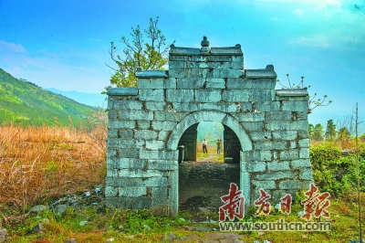 其它 正文 走在青石铺就的连州秦汉古道上,仰望历经千年风霜的南天门