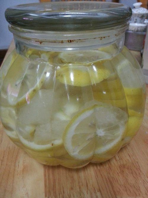 ②将白醋倒入玻璃瓶中,将柠檬完全浸没,可适量加入冰糖调味,密封24个
