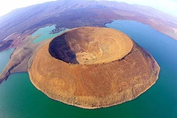 图尔卡纳湖中的火山口