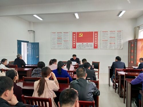 在四楼会议室召开师德师风建设宣传动员大会,会议由夏鸿彬校长主持