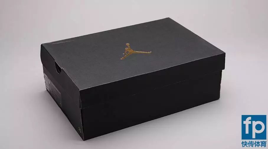 黑色鞋盒,金色jumpman logo