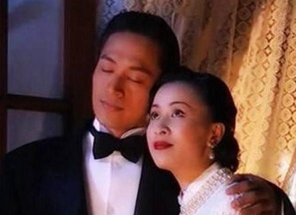 虽然2009年贾静雯翻拍了这个部剧,但是刘嘉玲和马景涛版本是我们80后