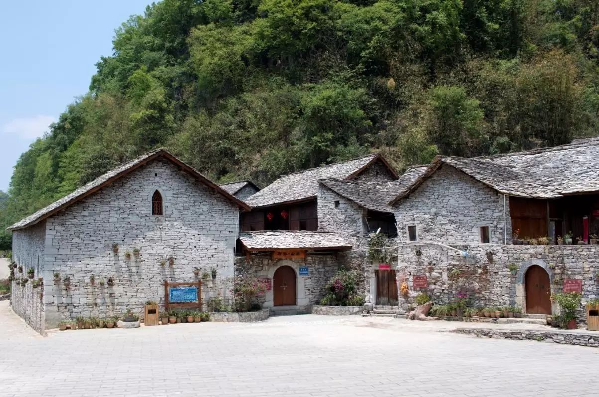 贵州藏着一个墨色千年布依古寨，整个村子竟然全部都是用石头造就而成_高荡村