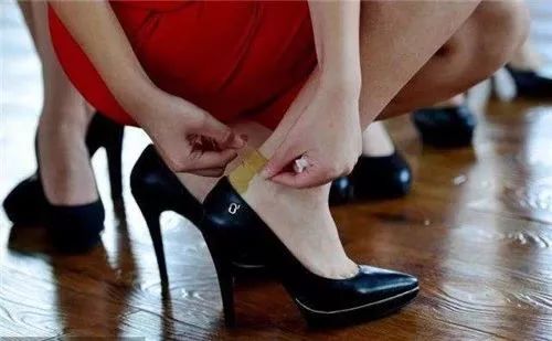 鞋子磨脚怎么办?精明女人都这样做,怎么穿都舒服