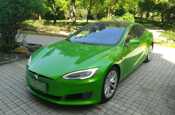 上海小伙花78万买辆特斯拉model s 60,贴上车膜后父母