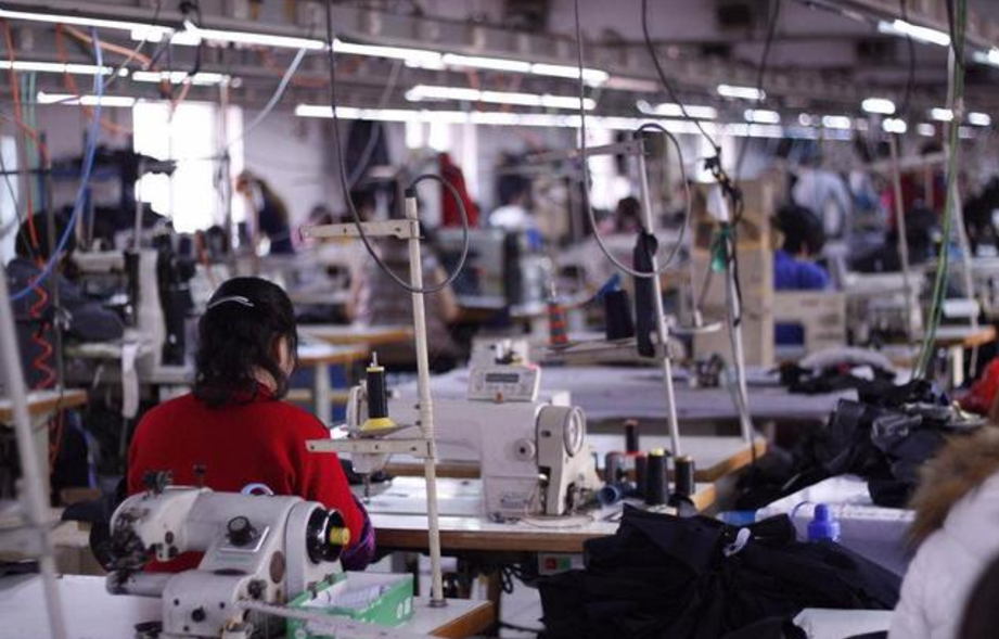 服装厂缝纫工人慌了,智能缝纫机器人问世,生产一件t恤