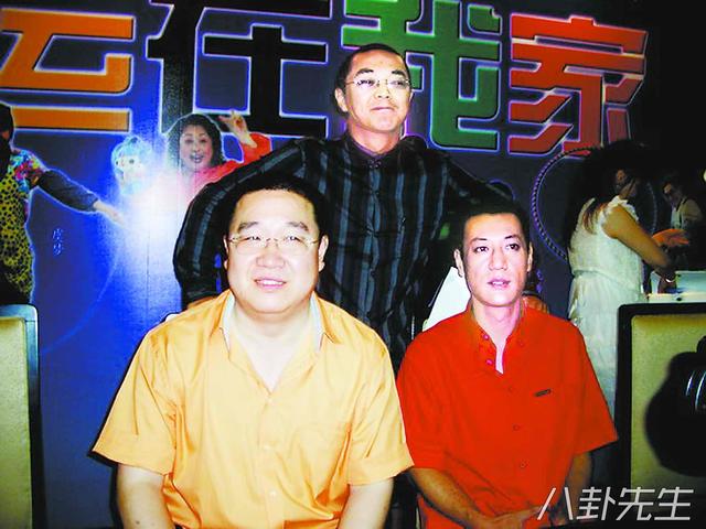 英达的另一个堂弟英宁则担任《我爱我家》的制片人,他和妻子赵明明为