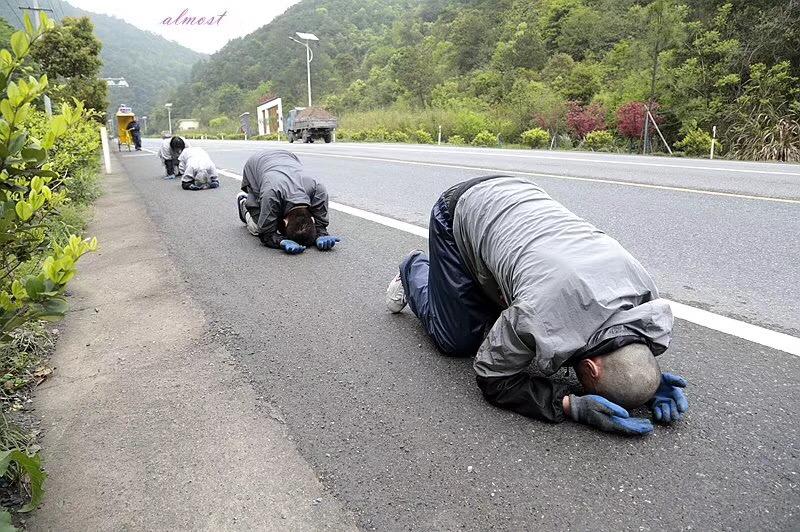 寺庙住持磕头25万次历经2个多月,去300公里外普陀山朝圣