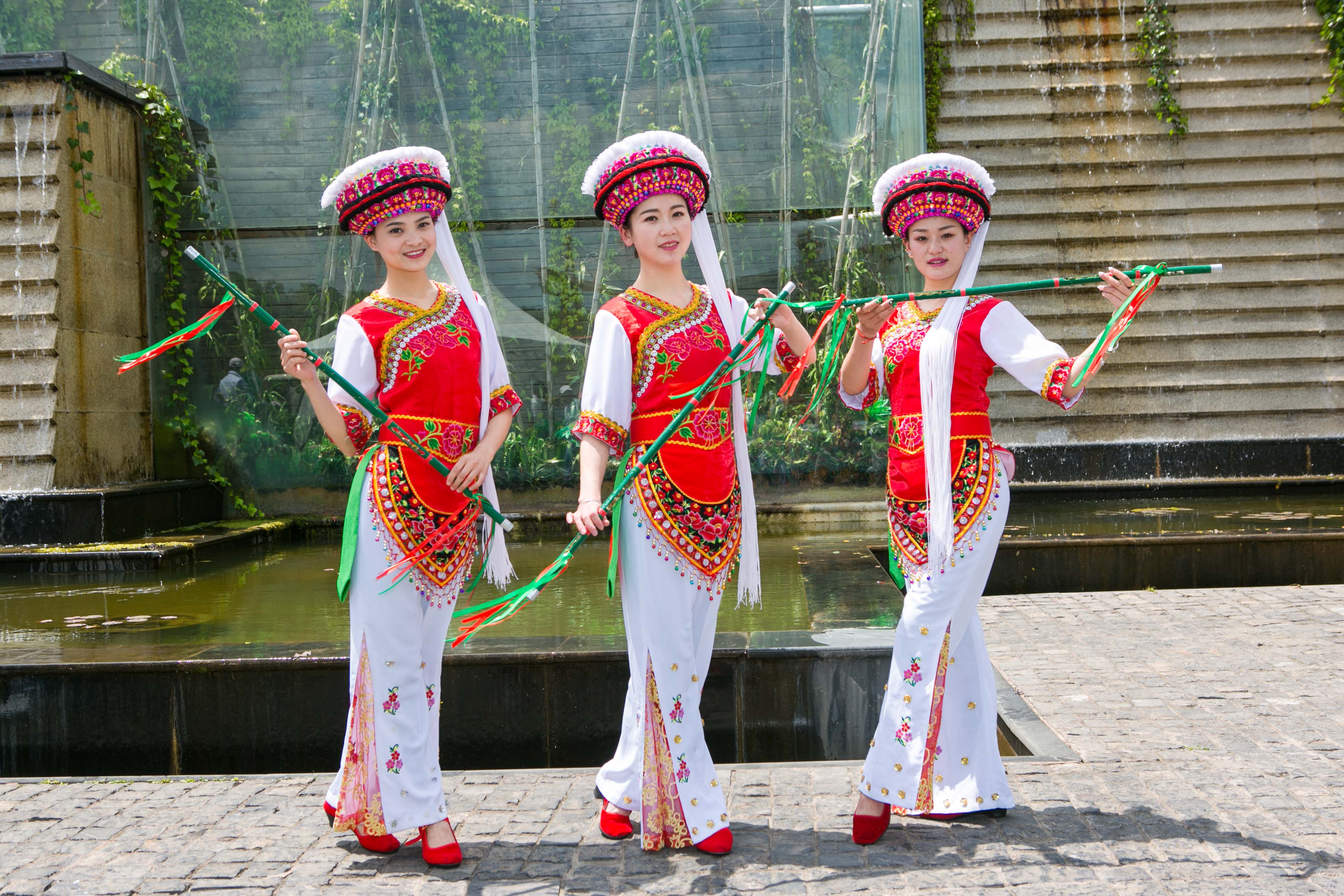 体育 正文  霸王鞭是云南白族特色舞蹈形式,世代生活在大理洱海边的