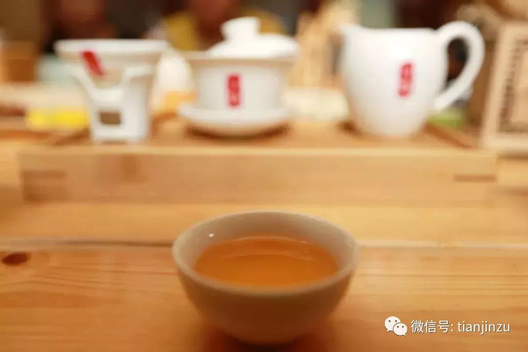 天津人注意了!这样喝茶很危险!中年男子几杯下肚后,竟