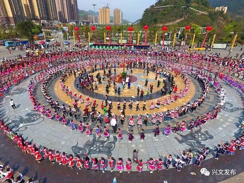 旅游 正文  神奇石海 浪漫花山 2018年中国兴文国际苗族花山节 苗族