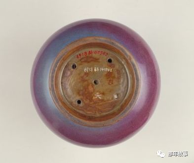 北宋钧窑瓷器的器型大多以防古青铜器为主,这符合宋代瓷器的审美