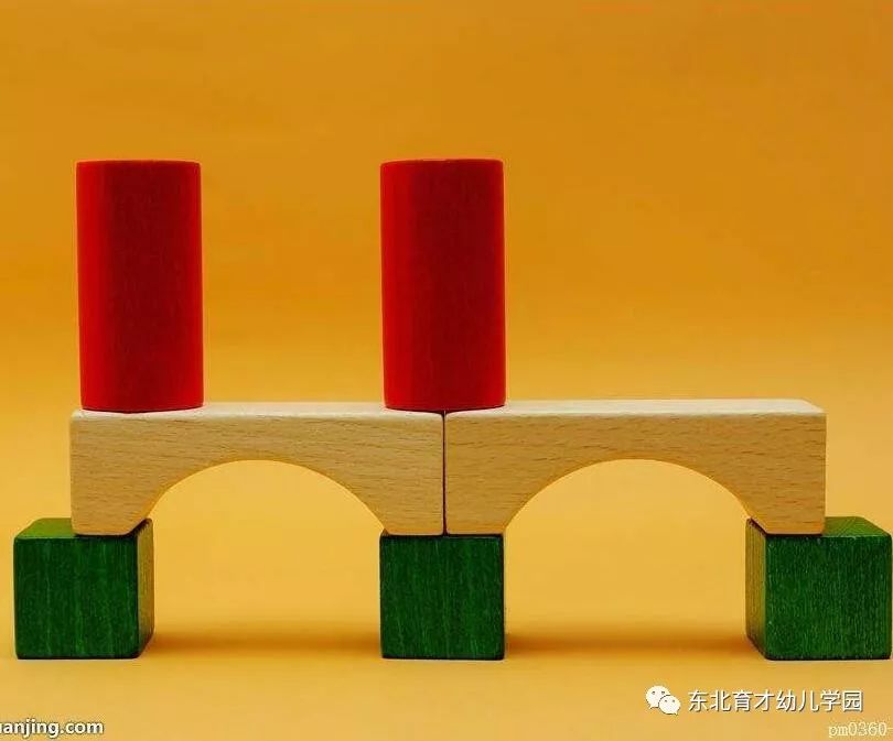 东北育才幼儿学园【学园智慧星】在家里就能玩的游戏—搭积木桥