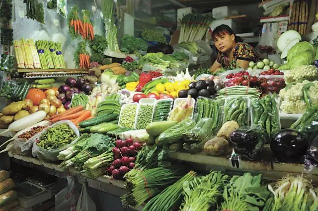 菜市场摊位卖啥最赚钱⊙在京城最洋气的菜市场,139个摊位里她是卖菜最