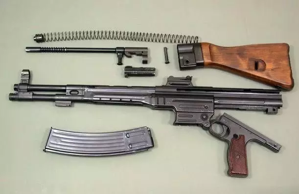 现代轻兵器史上划时代的武器:stg44突击步枪