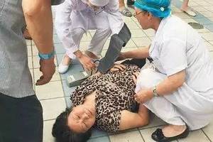 生死一线!郑州女医生跪在尿液中把心脏病患者抢救回来获网友点赞