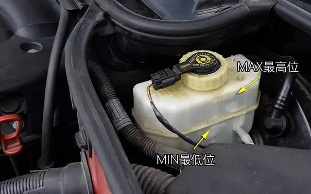 检查刹车油液位首先确定手刹是否完全松开,然后打开发动机舱盖,刹车油