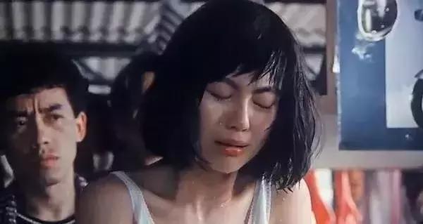 袁洁莹饰演的朱婉芳原本是一名乖乖女,可是三番两次遭到黑社会迫害
