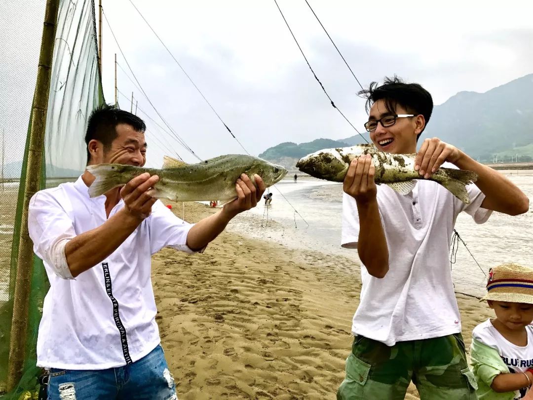 赶海捕鱼啦!想不到连江这个地方让你离大海这么近!