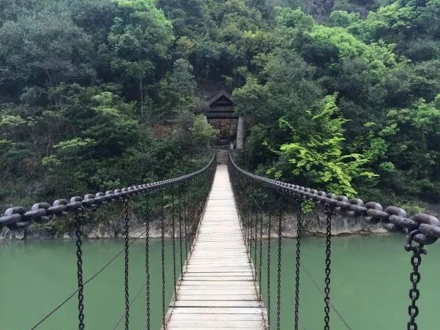 你在铁索桥上看风景,看风景的人在铁索桥上看你.