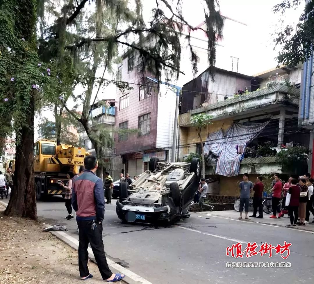 佛山一路段猛烈车祸监控曝光!一人被撞倒地不起!