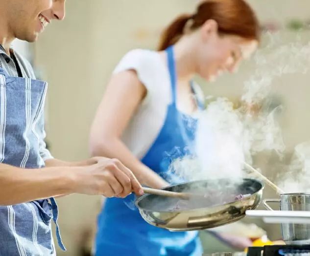 美食 正文  在家庭日常生活中,烹饪产生的油烟是室内空气污染的主要