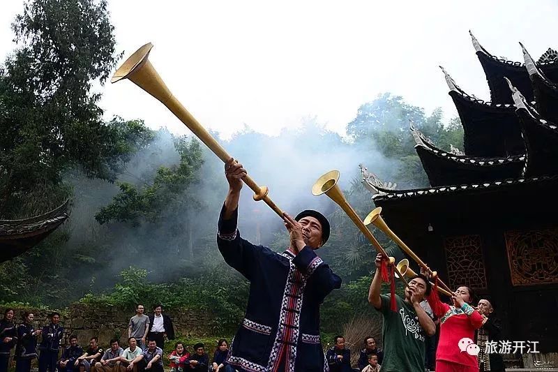 宣汉县明月乡大鱼池村,每年7—8月,这将是属于荷花的世界,红的,白的