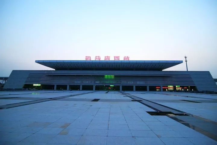 距明港机场仅半小时车程,平舆通用机场也在建设中.