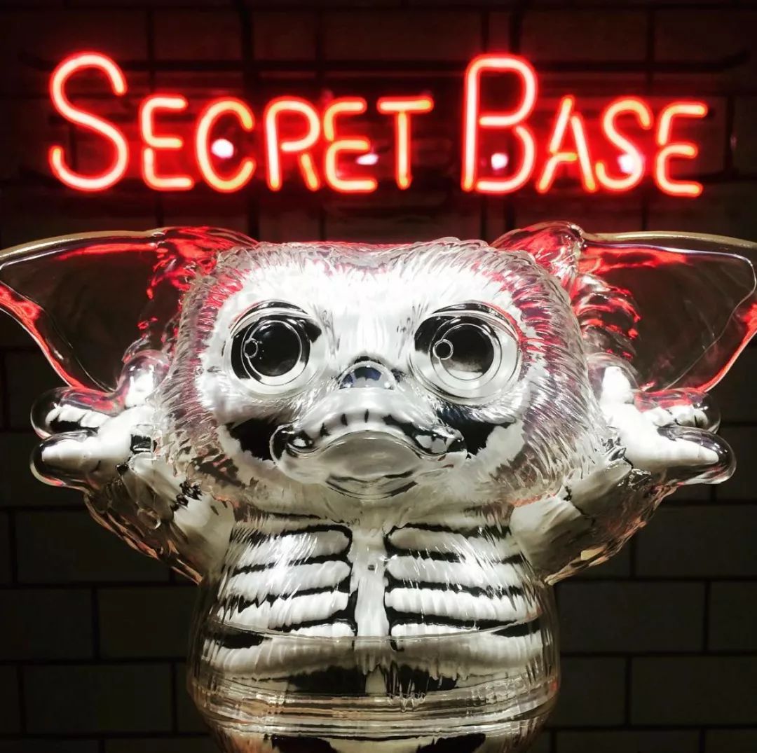 但是 secret base 最著名的玩具,还是那些半透明的人物角色们.