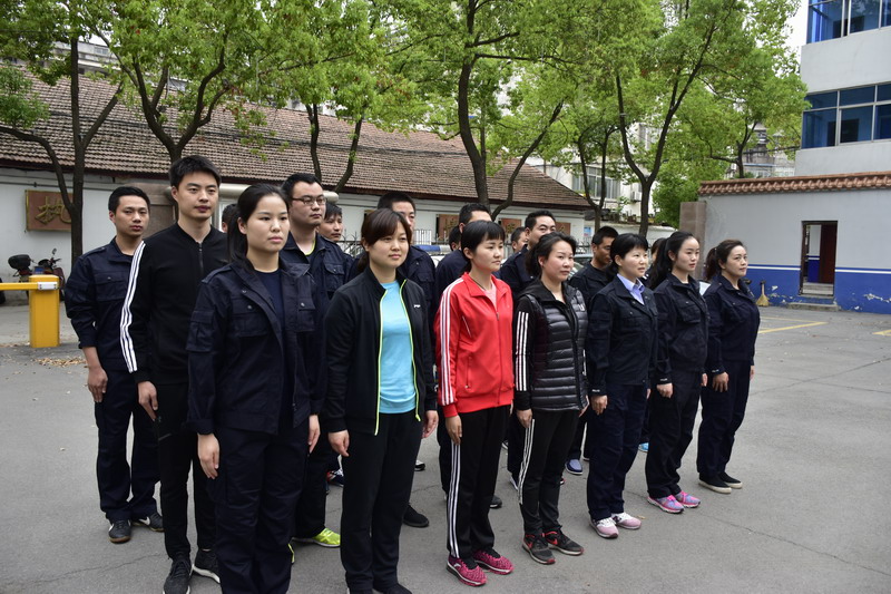 丹江口一中学校园操场突现30名"黑衣人"