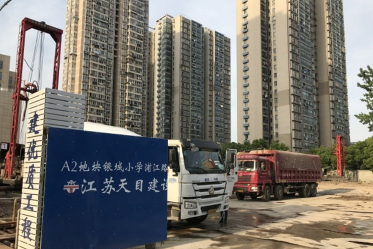 建设中的银城小学浦江路校区,紧靠鼓楼区消防大队,目前还在打桩状态