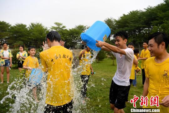 东南亚留学生广西欢度泼水节 中外学子共同体验东盟风情