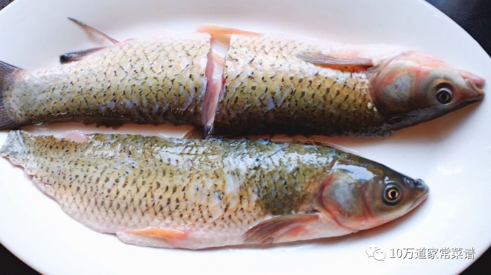 杭州名菜西湖醋鱼糖醋平滑油亮,鱼肉嫩美,诱人的美味简单不简约