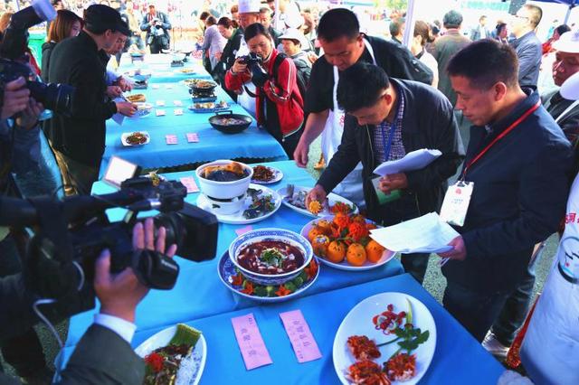 举办了名小吃名鱼宴技能大比武暨临安特色小吃美食节活动,助推临安