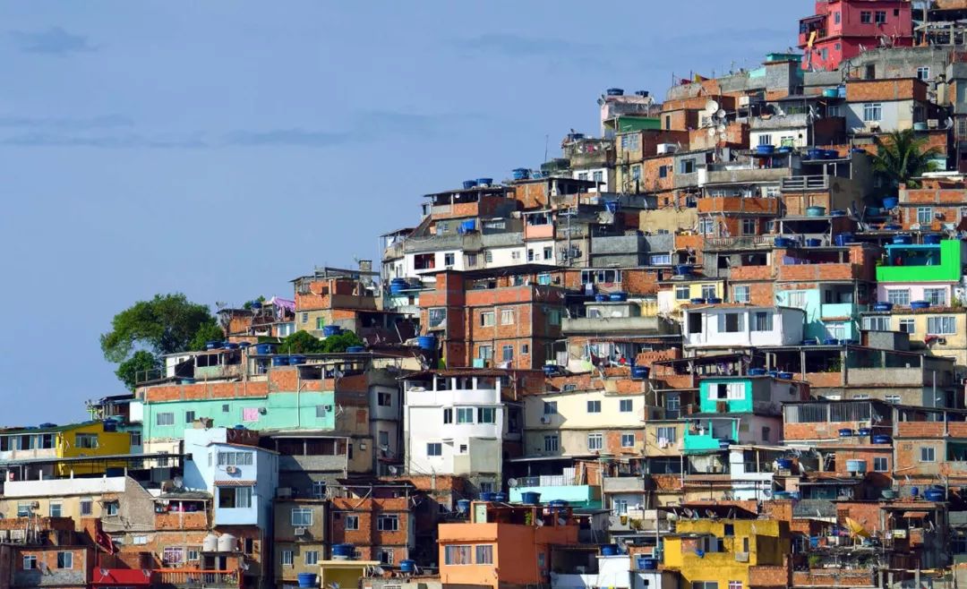 科技 正文  巴西的贫民窟有着丰富多彩,不拘一格的建筑风格.