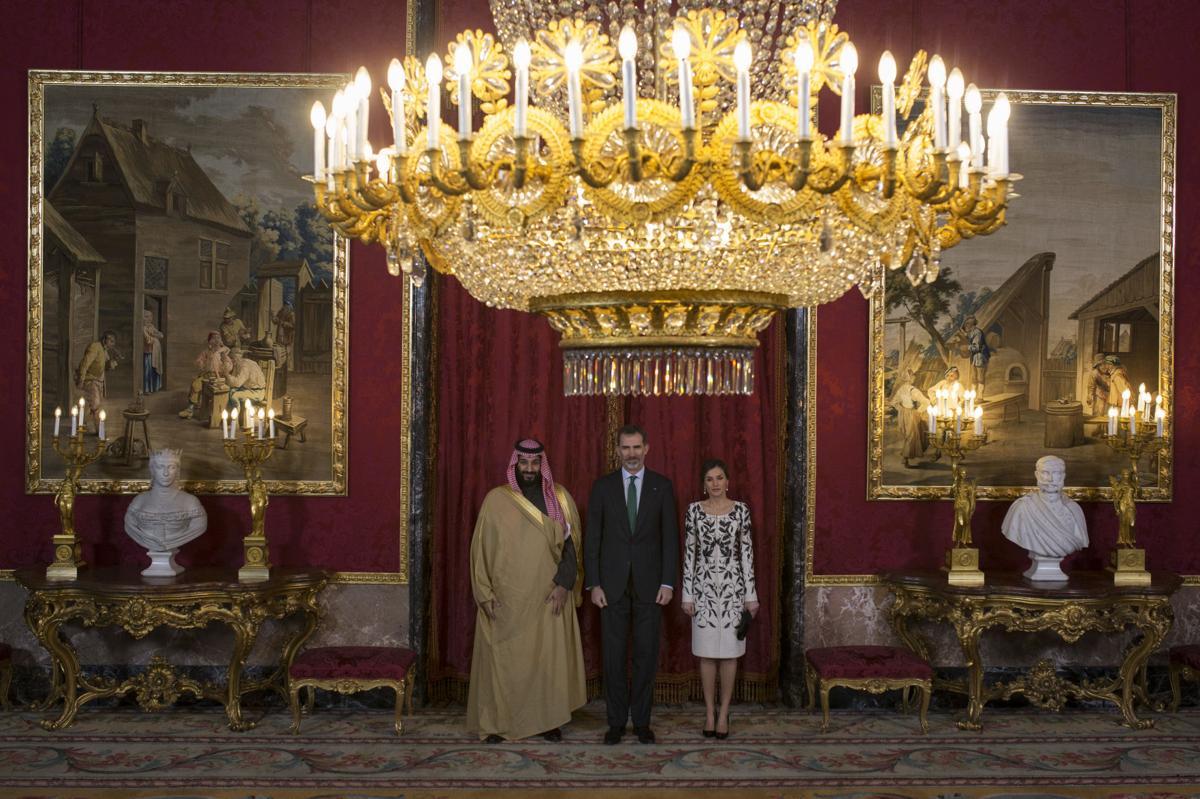西班牙王后莱蒂齐亚陪同国王会见沙特王储,穿黑花白色