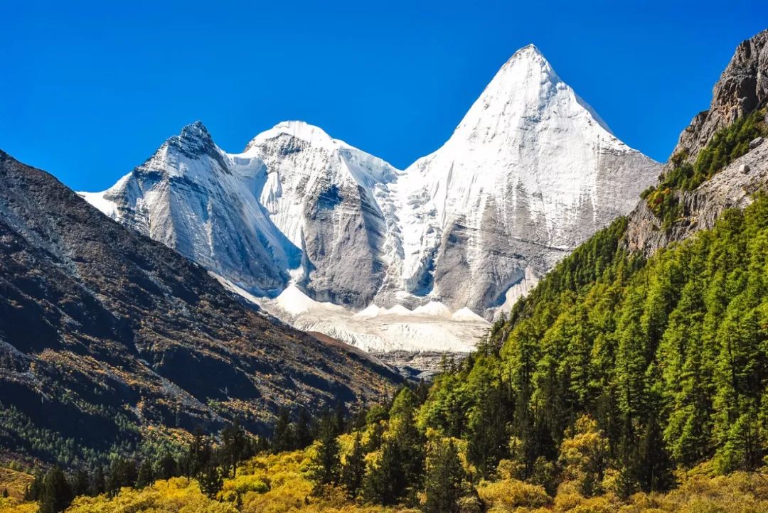 央迈勇,意为"文殊菩萨,是三座雪山的南峰,佛位第一,海拔高度为5958米