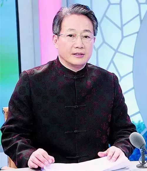 曾主持过中央人民广播电视台的《青春年华》节目,中央电视台的《为您