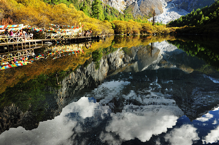 此外,这里的 蒙自大峡谷,俄初山,阿西高山公园,洛绒牛场,冲古寺,卡斯