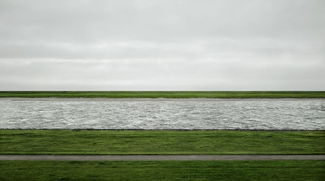 2011年安德烈亚斯61古尔斯基(andreas gursky)的作品《莱茵河二号》